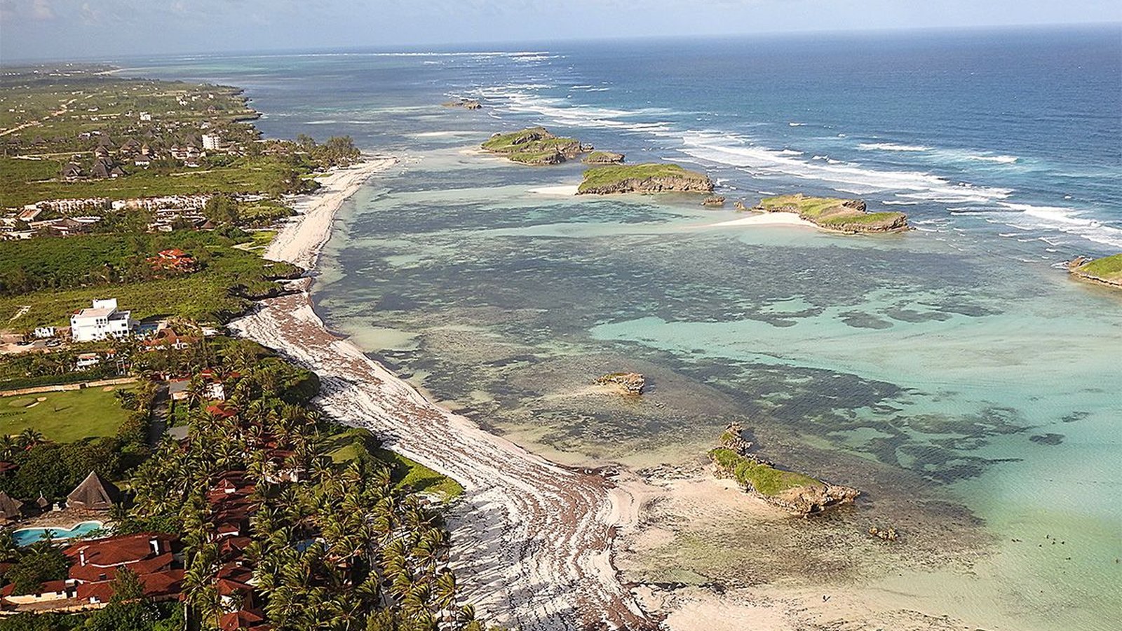 La costa di Watamu vista dall'alto con la barriera corallina che affiora sull'acqua turchese
