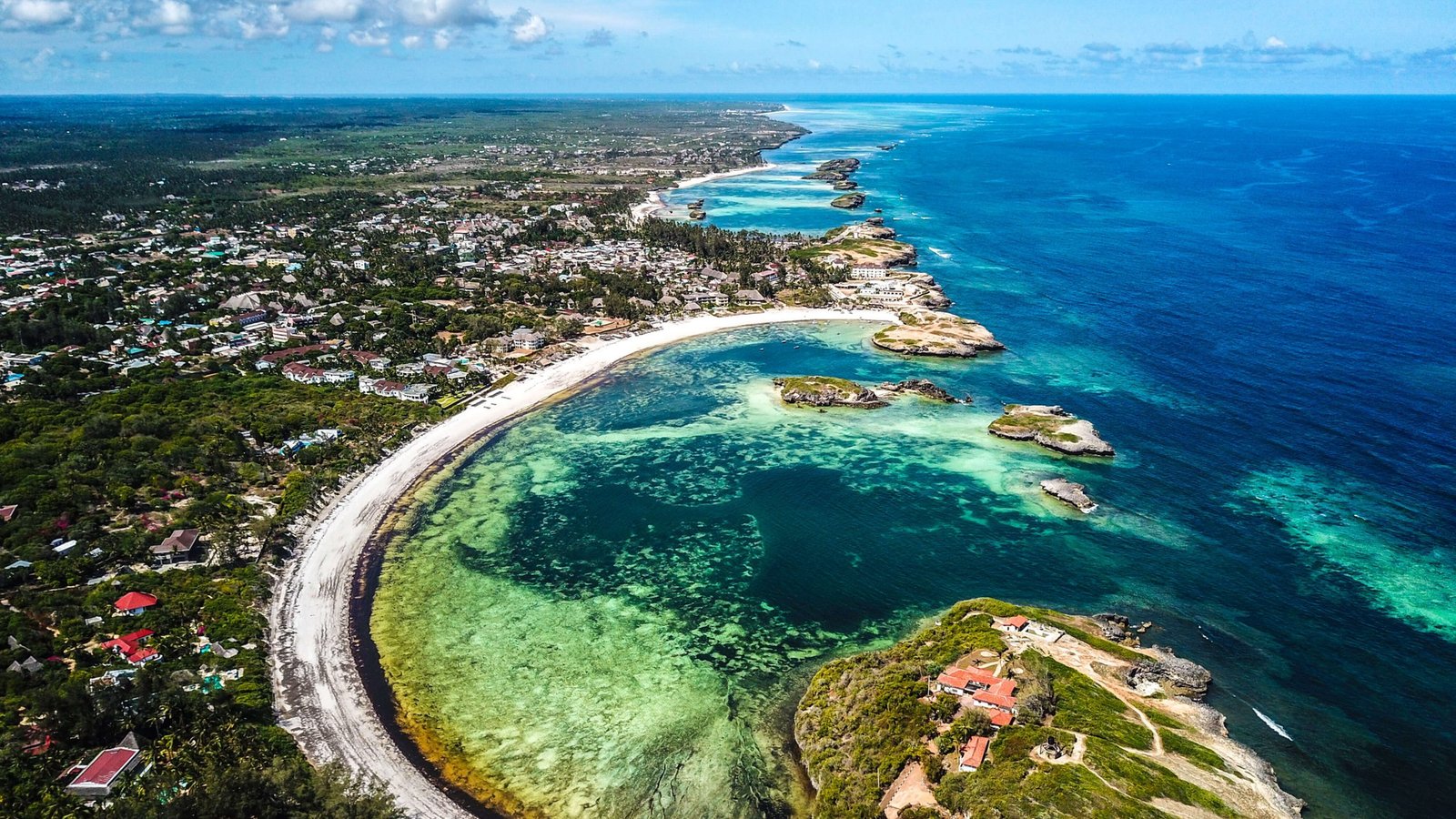 La costa di Watamu vista dall'alto, con la laguna turchese e la barriera corallina
