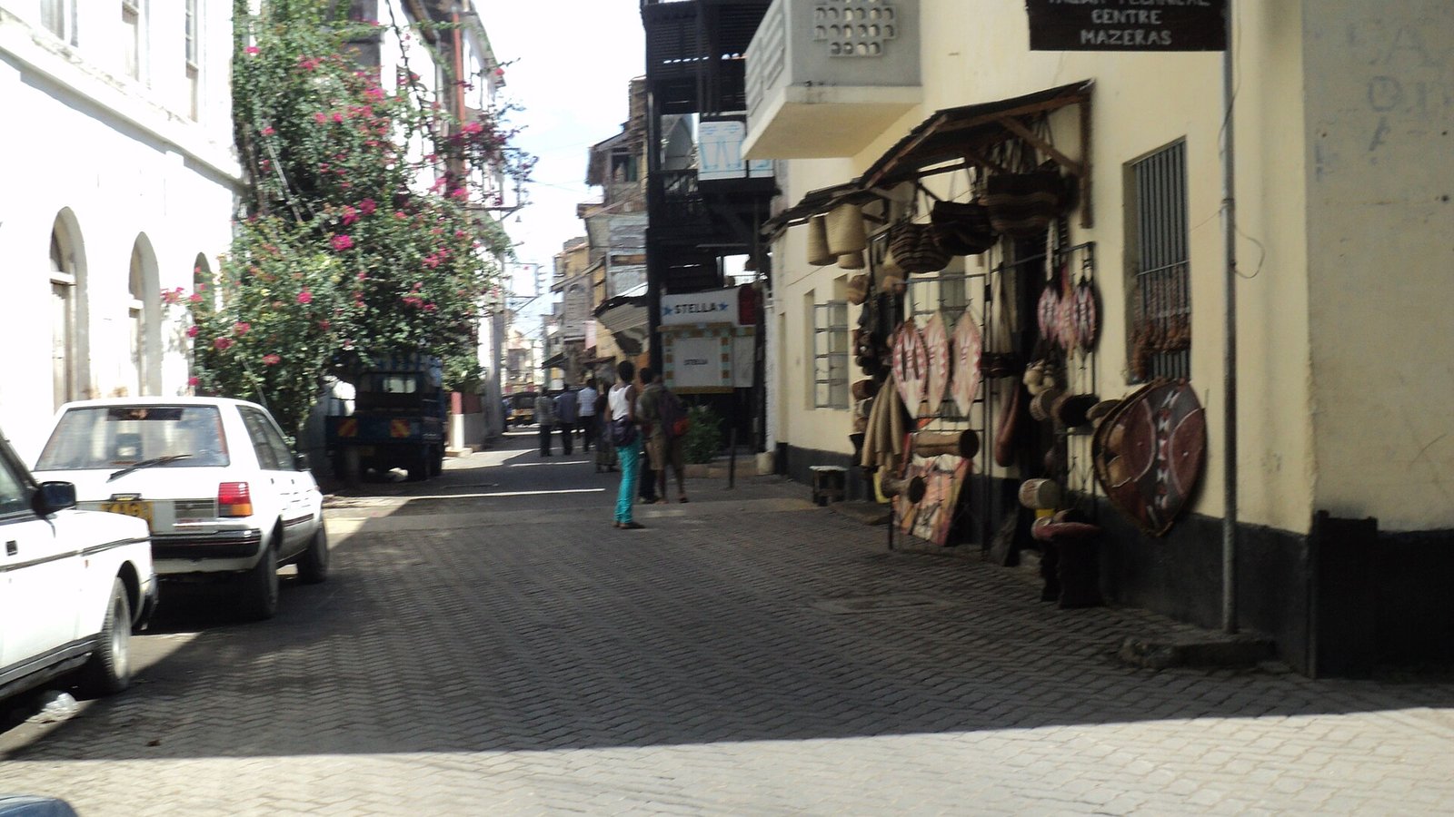 Una via della citta' vecchia di Mombasa con i balconi in legno e le botteghe