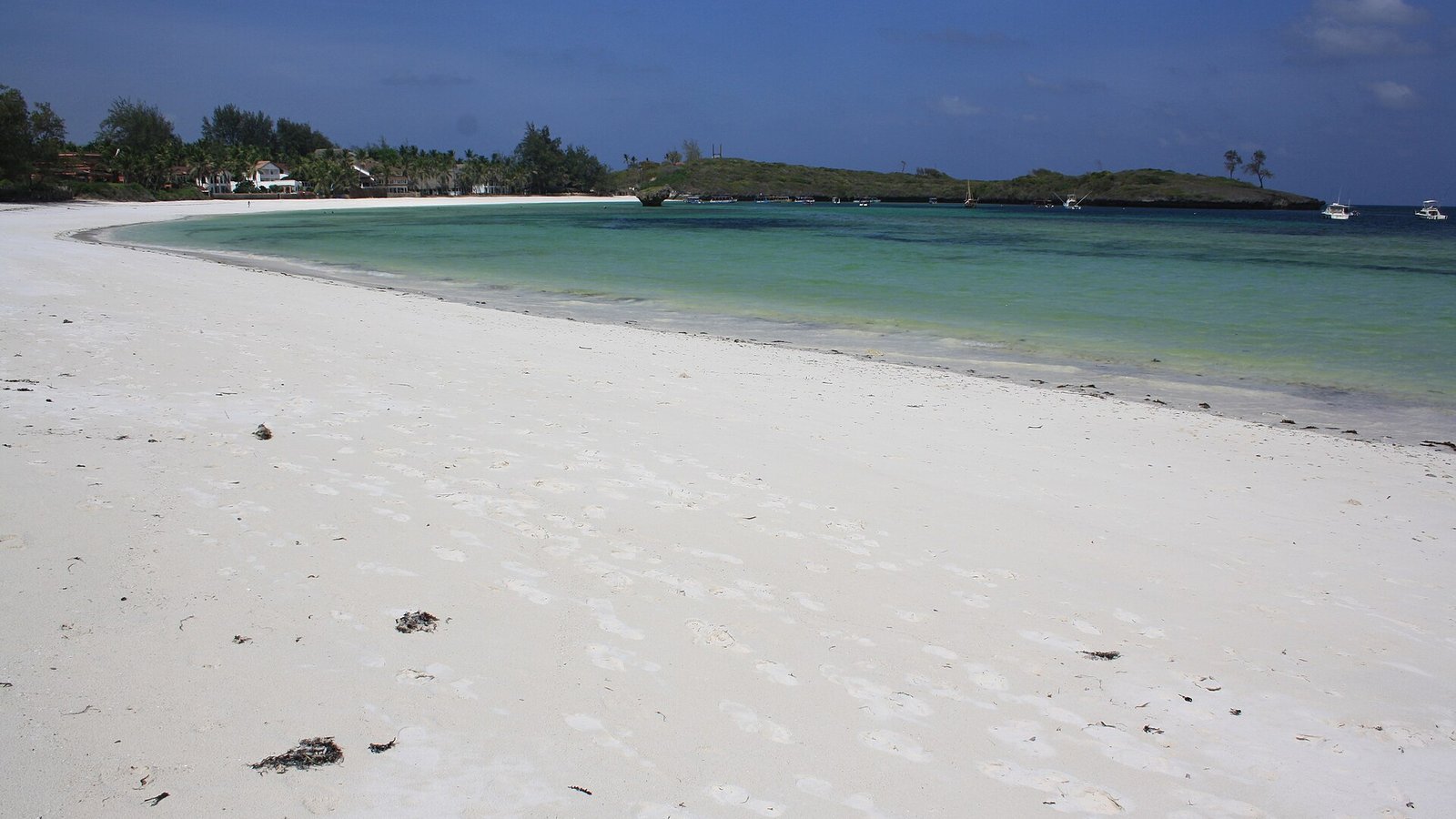La lunga spiaggia di sabbia bianca di Watamu che si curva lungo la costa